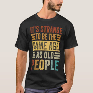 Es ist seltsam, das gleiche Alter wie alte Mensche T-Shirt