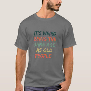 Es ist seltsam, das gleiche Alter wie alte Mensche T-Shirt