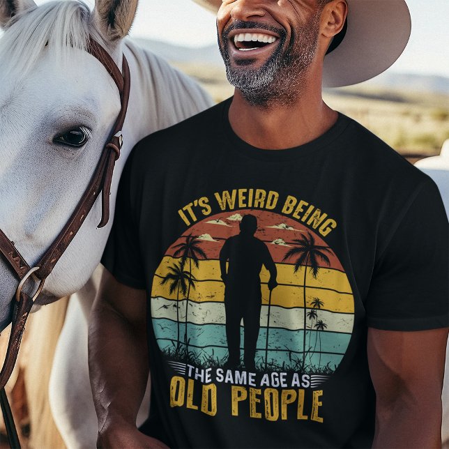 Es ist seltsam, das gleiche Alter wie alte Mensche T-Shirt (Von Creator hochgeladen)