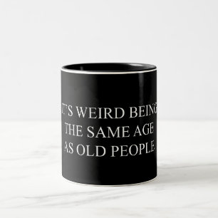 Es ist seltsam, das gleiche Alter wie alte Mensche Zweifarbige Tasse