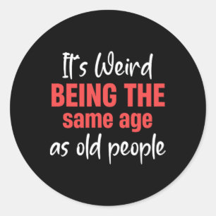 Es ist seltsam, das gleiche Alter zu haben wie ält Runder Aufkleber