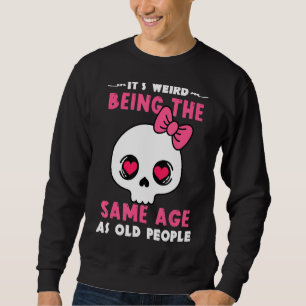 Es ist seltsam, das gleiche Alter zu haben wie alt Sweatshirt