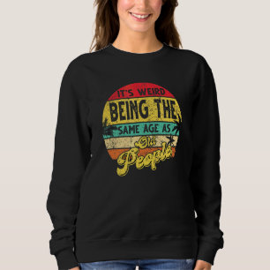 Es ist seltsam, das gleiche Alter zu haben wie alt Sweatshirt