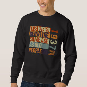Es ist seltsam, das gleiche Alter zu haben wie alt Sweatshirt