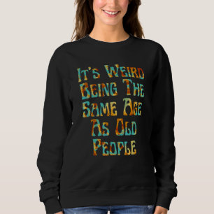 Es ist seltsam, das gleiche Alter zu haben wie alt Sweatshirt