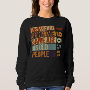 Es ist seltsam, das gleiche Alter zu haben wie alt Sweatshirt