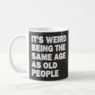 Es ist seltsam, genauso alt zu sein wie alte Leute Kaffeetasse