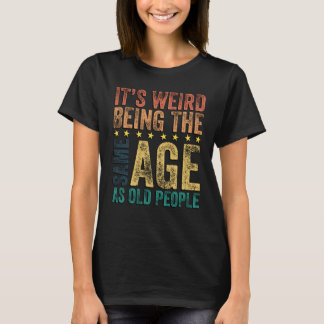 Es ist seltsam, genauso alt zu sein wie alte Leute T-Shirt
