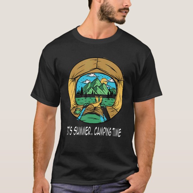 Es ist Sommerzeit im Camping T-Shirt (Vorderseite)