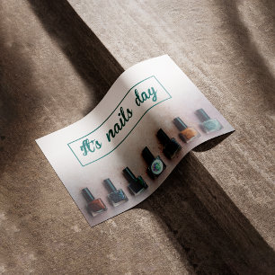 Es ist Tag für Nägel, kümmern Sie sich um Ihre Näg Poster