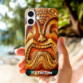 Es ist Tiki Time Hawaii Fun Retro Wood Face Foto iPhone 16 Plus Hülle