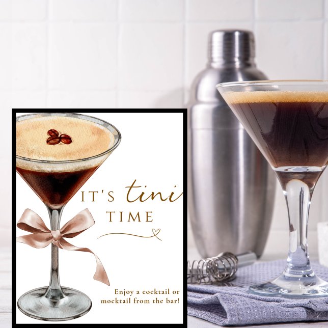 Es ist Tini Time Funny Espresso Martini Bar Sign Poster (Von Creator hochgeladen)