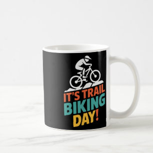 Es ist Trail Biking Day Mountainbiker Radfahren im Kaffeetasse