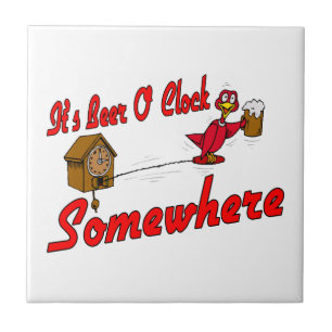 Es ist Uhr des Bier-O irgendwo Fliese