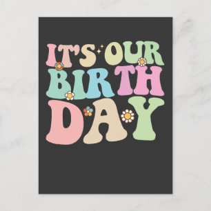 Es ist unser Geburtstag Twins Groovy Retro Einladungspostkarte