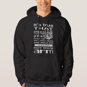 Es ist wahr, dass Pitbullen sich schnappen und auf Hoodie