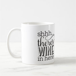 Es ist Wein in dieser Tasse. Tasse