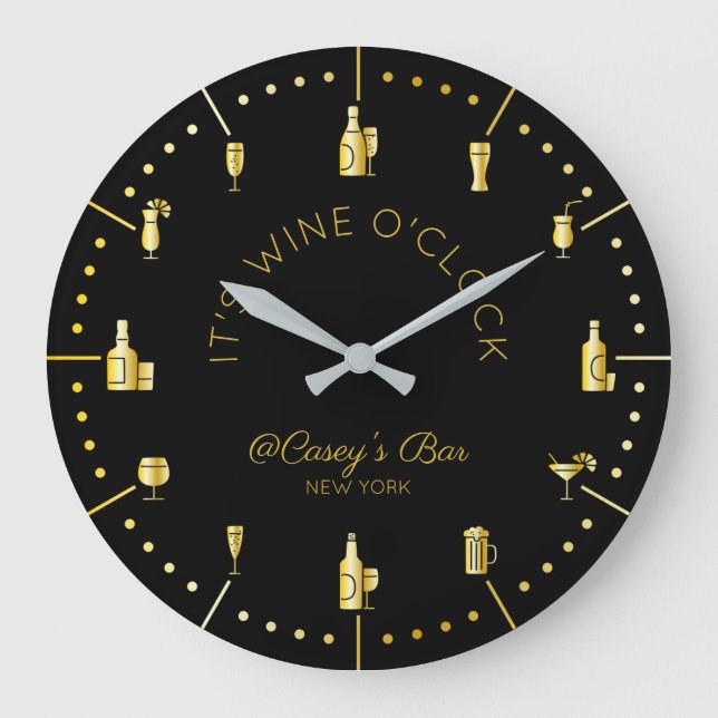 Es ist Wine O’Clock Elegant Gold Black Monogram Große Wanduhr (Vorderseite)