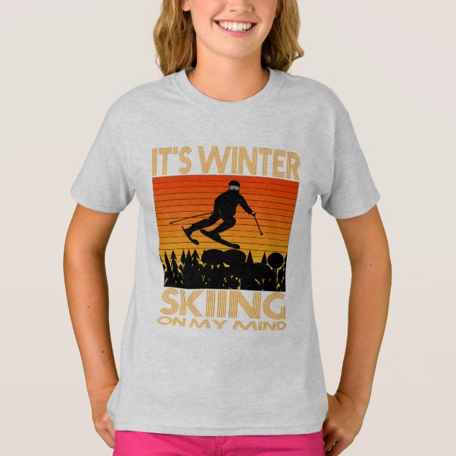 ES IST WINTER - MEINER MEINUNG NACH SKIEN. T-Shirt (Vorderseite)