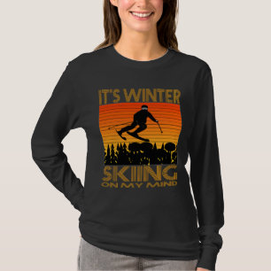 ES IST WINTER - MEINER MEINUNG NACH SKIEN. T-Shirt