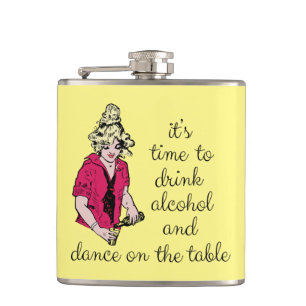 Es ist Zeit, Alkohol zu trinken und auf dem Tisch Flachmann