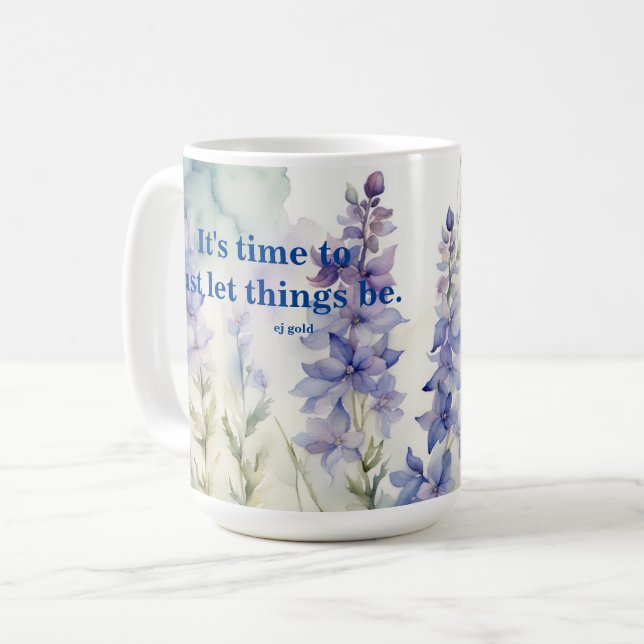 Es ist Zeit, einfach Dinge lassen. Larkspur-Blume Kaffeetasse (Vorderseite Links)