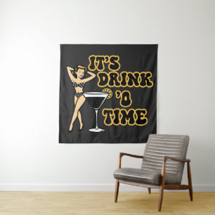 Es ist Zeit zu trinken! Pin-Up-Lady neben einem Gl Wandteppich