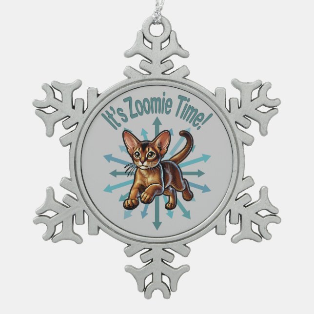 Es ist Zoomie Time Abyssinian Cat Schneeflocken Zinn-Ornament (Vorderseite)