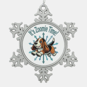 Es ist Zoomie Time Basset Hound Schneeflocken Zinn-Ornament