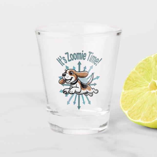 Es ist Zoomie Time Beagle Schnapsglas (Vorderseite)