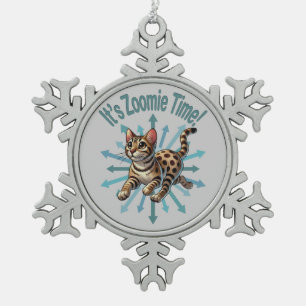 Es ist Zoomie Time Bengalisch Cat Schneeflocken Zinn-Ornament