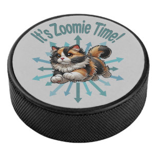 Es ist Zoomie Time Calico Cat Eishockey Puck