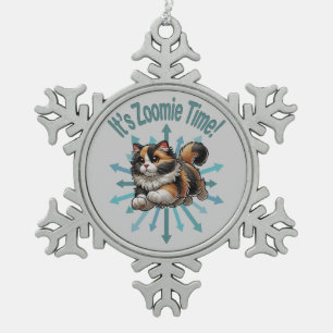 Es ist Zoomie Time Calico Cat Schneeflocken Zinn-Ornament