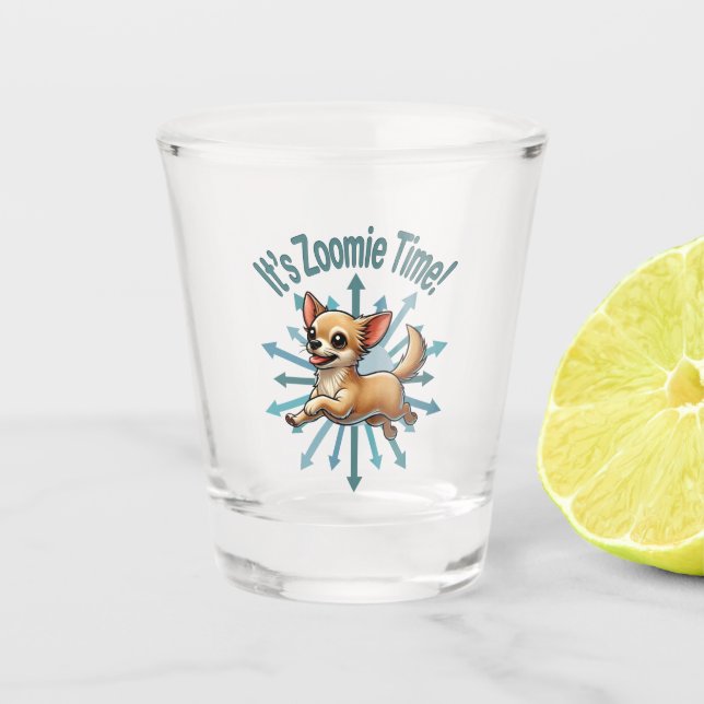 Es ist Zoomie Time Chihuahua Schnapsglas (Vorderseite)
