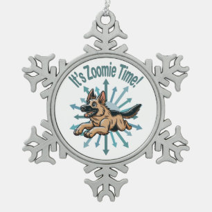Es ist Zoomie Time German Shepherd Schneeflocken Zinn-Ornament