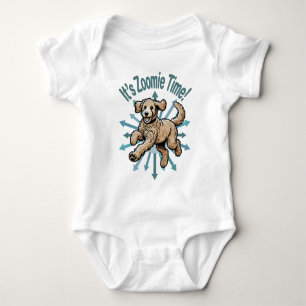Es ist Zoomie Time Golden Doodle Baby Strampler