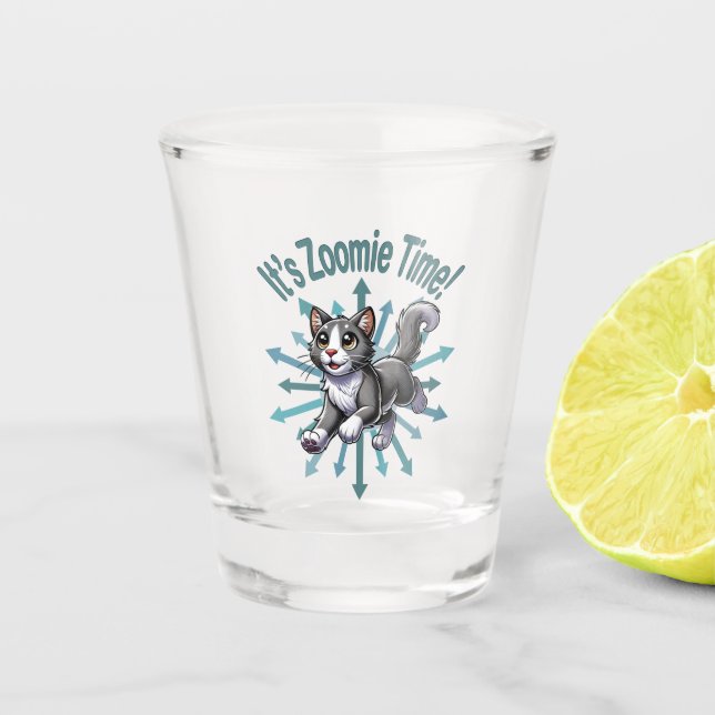 Es ist Zoomie Time Gray Bicolor Cat Schnapsglas (Vorderseite)