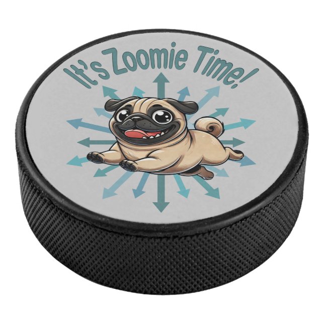 Es ist Zoomie Time Mops Eishockey Puck (3/4)