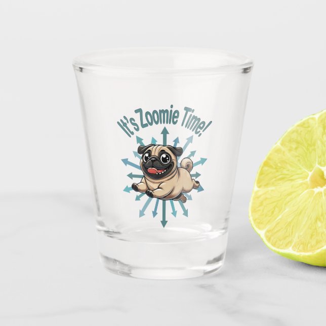 Es ist Zoomie Time Mops Schnapsglas (Vorderseite)