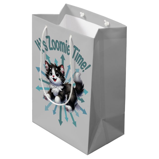 Es ist Zoomie Time Niedlich Black & White Cat Mittlere Geschenktüte (Rückseite Schrägansicht)