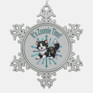 Es ist Zoomie Time Niedlich Black & White Cat Schneeflocken Zinn-Ornament