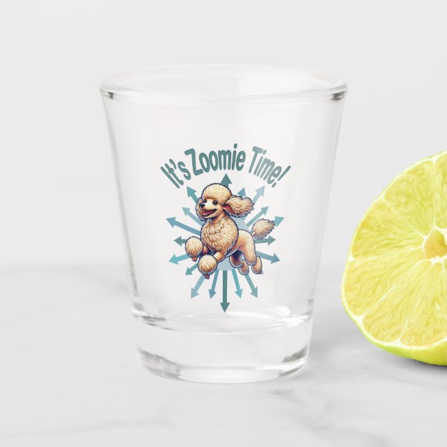 Es ist Zoomie Time Poodle Schnapsglas (Vorderseite)