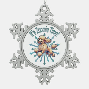 Es ist Zoomie Time Poodle Schneeflocken Zinn-Ornament