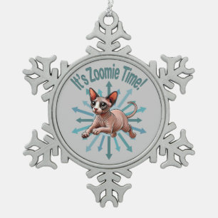 Es ist Zoomie Time Sphynx Cat Schneeflocken Zinn-Ornament