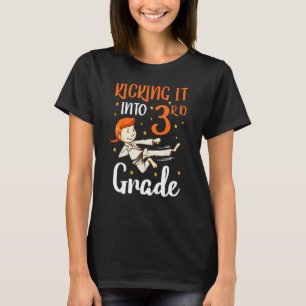 es kickt 3. Klasse Tae-Kwon-Do Mädchen Karate zum  T-Shirt