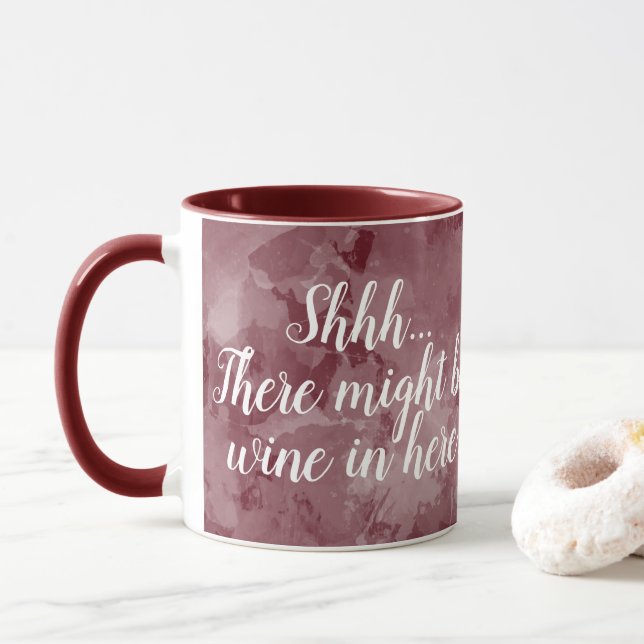 Es könnte sein Wine in Here Funny Maroon Script Tasse (Mit Donut)