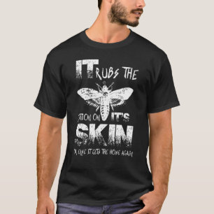 Es krümmt die Lotion an seinem Vintagen Insekt in T-Shirt