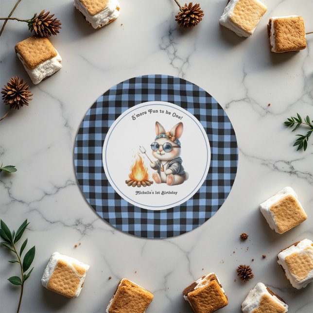 "Es macht mehr Spaß, eins zu sein!" Sonniges Campi Pappteller ("S'more Fun to Be One!" Bunny Camping 1st Birthday Paper Plates)