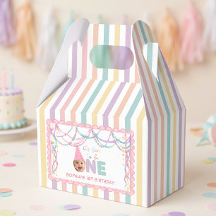 Es macht Spaß, beim ersten Mädchen-Geburtstagsfest Geschenkschachtel