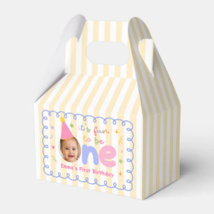 Es macht Spaß, eine bunte Geburtstagsgeschenkbox z Geschenkschachtel